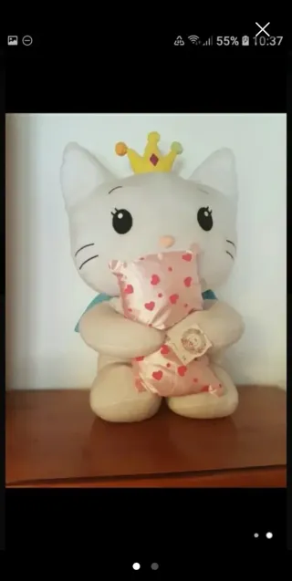 Peluche gatita con corona y almohada
