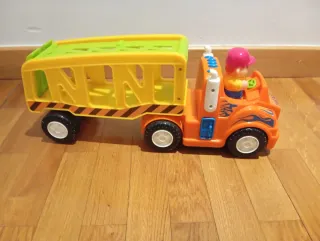 Camión de juguete naranja con remolque