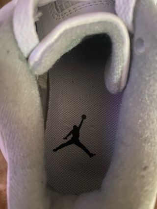 Zapatos Jordan niño gris y blanco