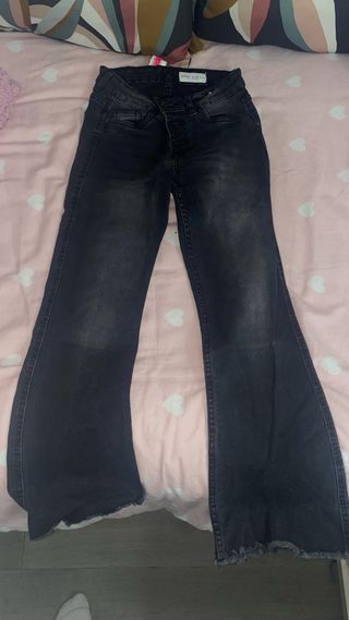 Pantalón vaquero negro campana