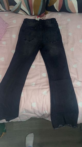 Pantalón vaquero negro campana