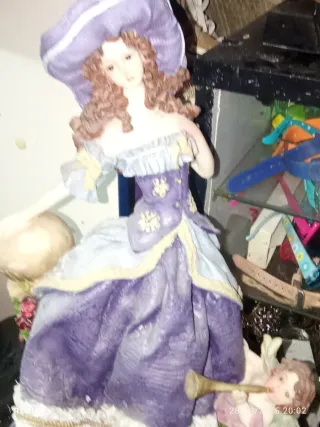 Figura de porcelana mujer con sombrero