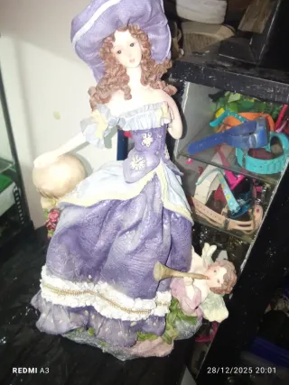 Figura de porcelana mujer con sombrero