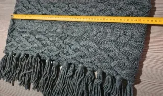 Cuello tejido gris con flecos