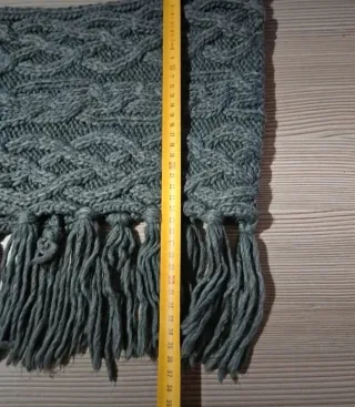 Cuello tejido gris con flecos