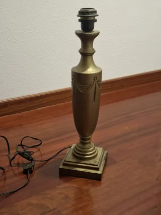 Pie de lámpara de madera color dorado