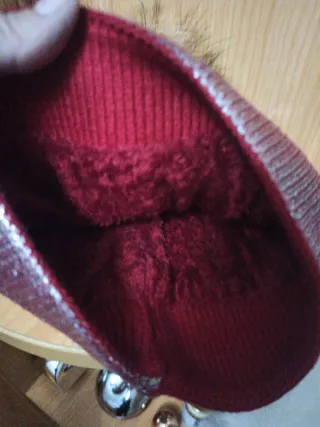 Gorro con pompón de pelo dorado con toques rojos