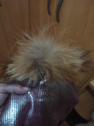 Gorro con pompón de pelo dorado con toques rojos