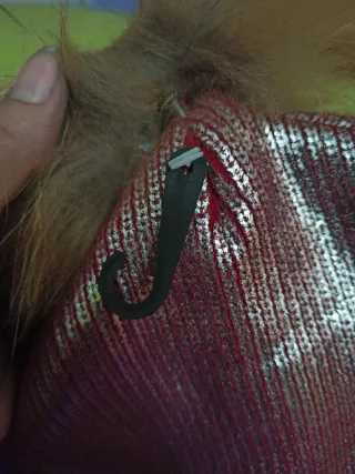 Gorro con pompón de pelo dorado con toques rojos