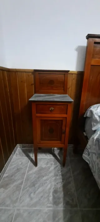 Mesita de noche antigua de madera y mármol