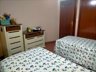 Dormitorio infantil con dos camas