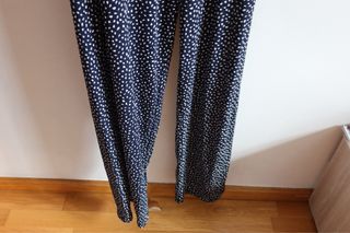 Mono largo azul marino con puntos blancos