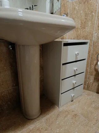 Cajonera blanca con tiradores florales