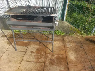 Barbacoa de metal negra y plateada