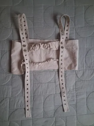 Top beige con tirantes y tachuelas