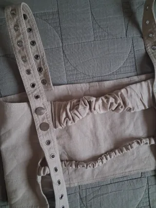 Top beige con tirantes y tachuelas