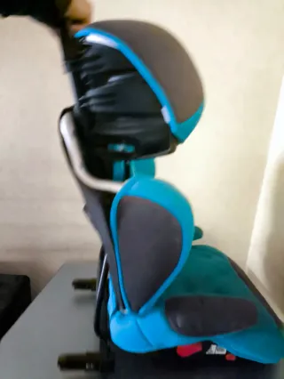 Silla de coche azul para bebé