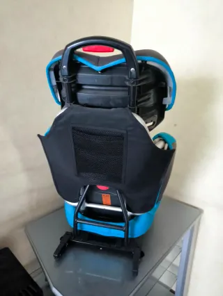 Silla de coche azul para bebé