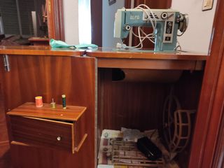 Máquina de coser eléctrica ALFA con mueble