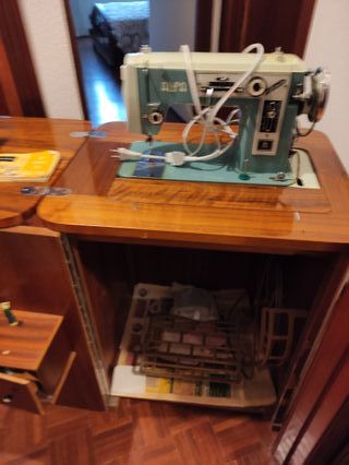 Máquina de coser eléctrica ALFA con mueble