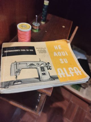 Máquina de coser eléctrica ALFA con mueble