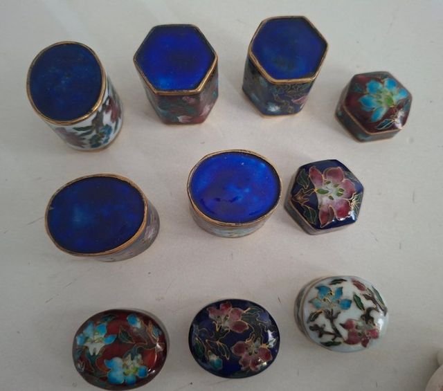 CAJAS CLOISONNE SOBRE PEANAS DE CERÁMICA ESMALTADA