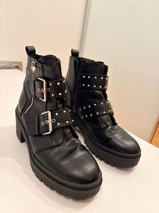 Botas Stradivarius negras con hebillas