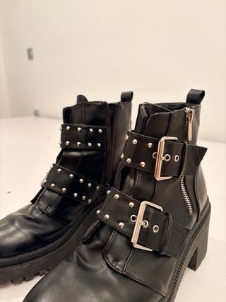 Botas Stradivarius negras con hebillas