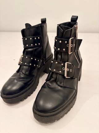 Botas Stradivarius negras con hebillas