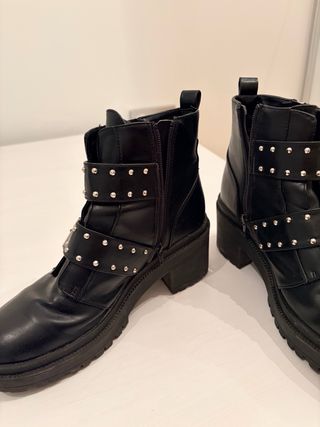 Botas Stradivarius negras con hebillas