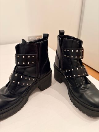 Botas Stradivarius negras con hebillas