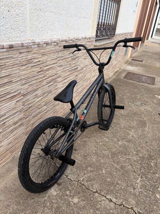 Bicicleta BMX gris