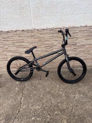 Bicicleta BMX gris