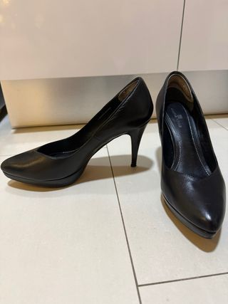 Zapatos de tacón negros de piel