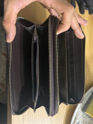 Cartera Louis Vuitton.