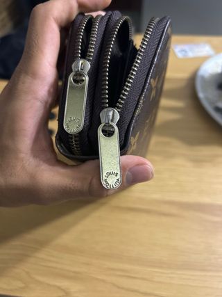 Cartera Louis Vuitton.