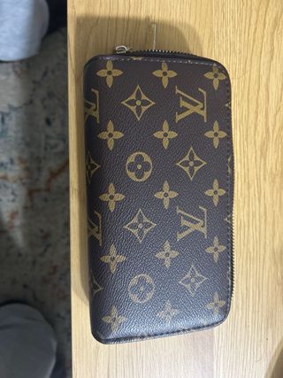 Cartera Louis Vuitton.