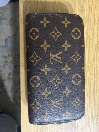 Cartera Louis Vuitton.