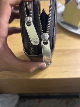 Cartera Louis Vuitton.