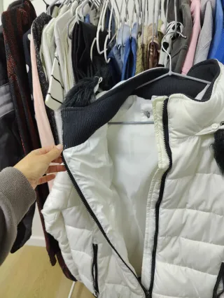 Chaquetón blanco con capucha y pelo