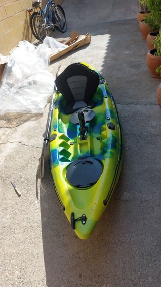 Se cambia Kayak amarillo y azul con pala y ruedas