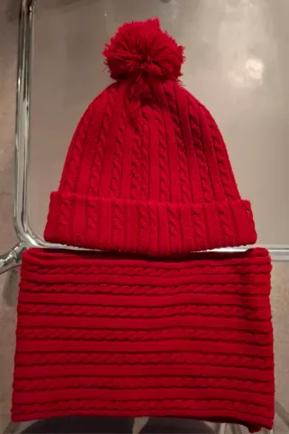 Gorro y bufanda de punto rojo