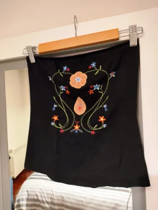 Top palabra de honor bordado floral