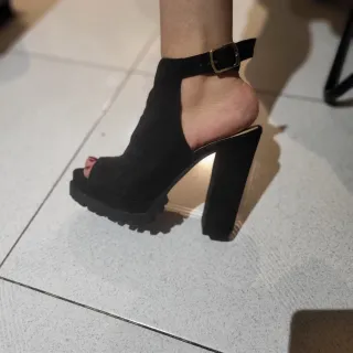 Sandalias de tacón negras con plataforma