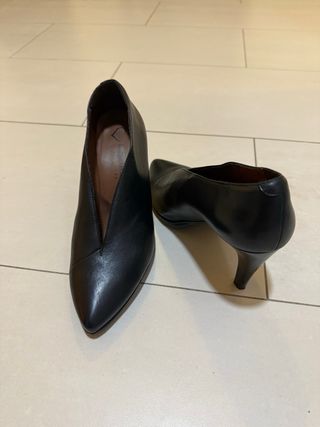 Zapatos de tacón negros de piel