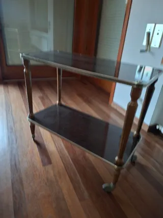 Elegante camarera antigua de madera y metal