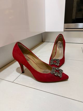 Zapatos de tacón rojos con pedrería