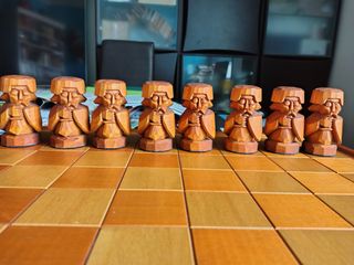 Ajedrez antiguo de madera tallada