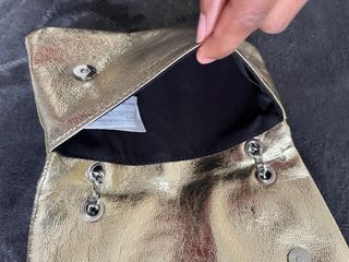 Bolso de hombro dorado con cadena