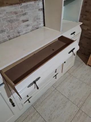 Armario antiguo de madera y cristal